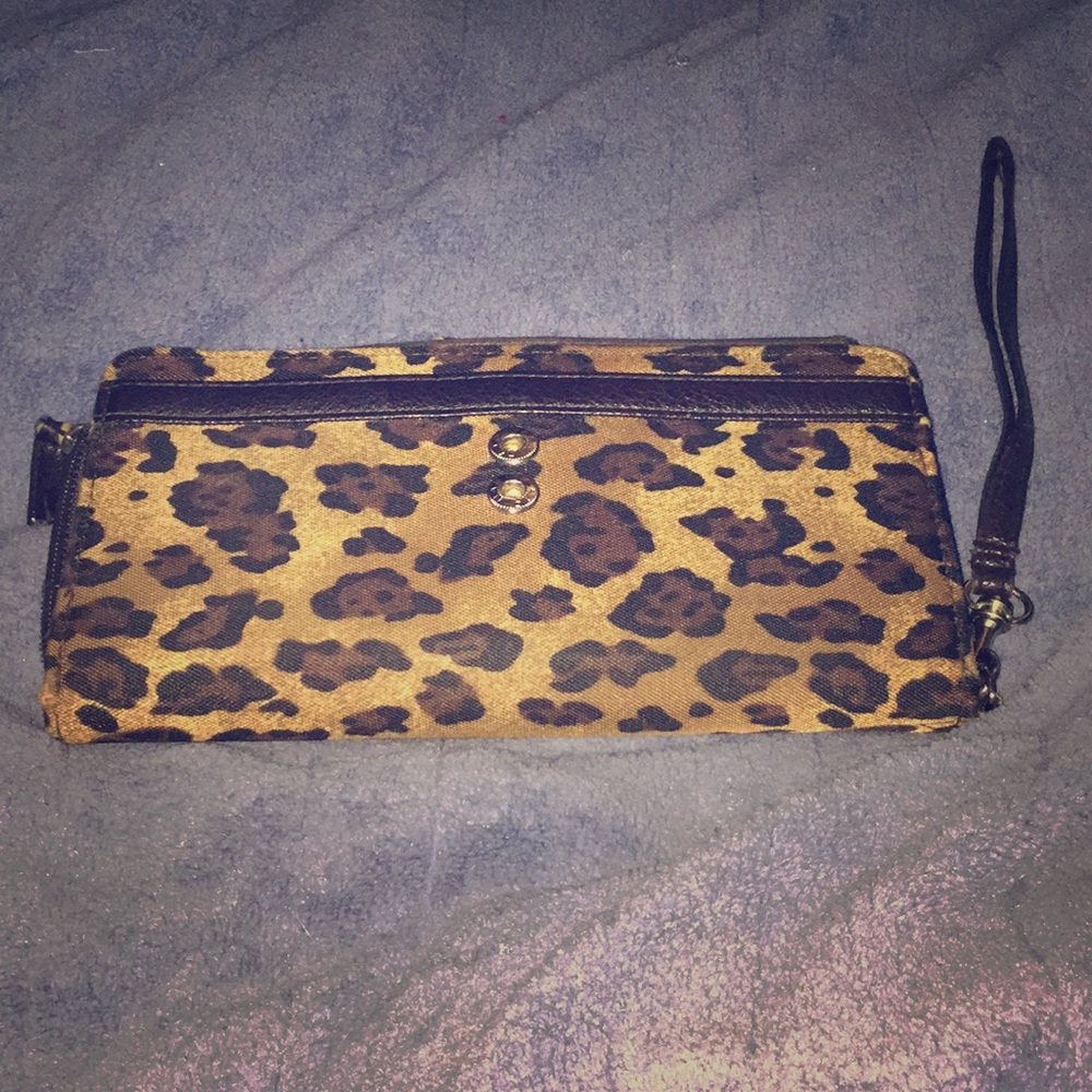I’m selling this leopard wallet